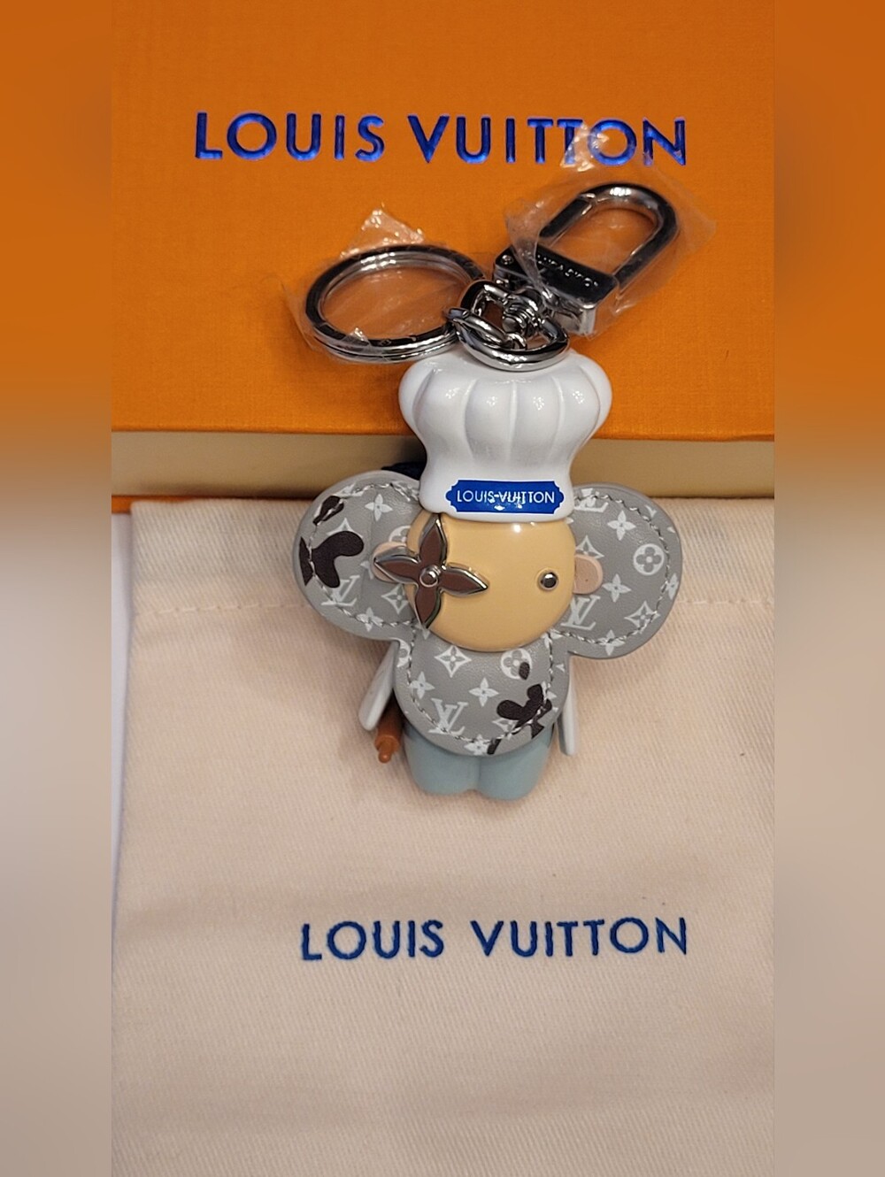 🇫🇷 Louis Vuitton Gray & White✨️ Monogram Chef ✨️Key Charm🇫🇷